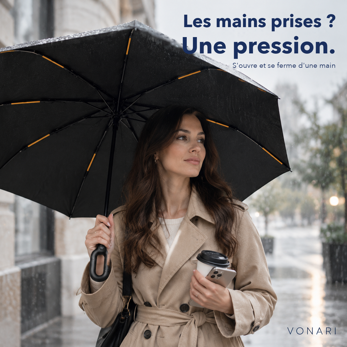 Parapluie accroché à un sac par son mousqueton