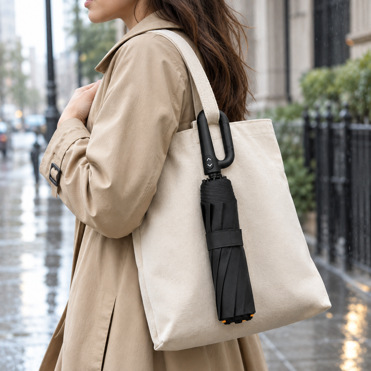 Parapluie StormHook accroché à un sac